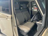 運転席、助手席です。座面も広くゆったりと座れてアームレストも付いているので重宝します。