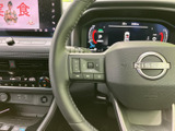 ステアリングから手を離さずに扱えるスイッチが備わり、各種機能の操作に便利です。メーターや画面を確認しながら使えるため、運転中の視線移動を抑えたい方にも心強い装備です。日常の運転をサポートします。