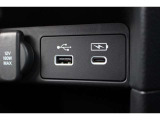 すべての列にUSB充電ソケットを備えています。