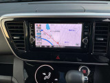 通信ユニット内蔵の日産純正メモリーナビ(MM517D-W)装備、音声対話検索に加え直接ナビからオペレーター通話も可能。ブルーレイ再生など多彩なメディア再生。