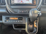 操作性に配慮されたシフト周り。スムーズな切り替えが可能で、ストレスのない運転をアシストします。
