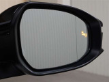 隣車線を走る車両をレーダーで検知し、ドアミラーでは確認しにくい後側方エリアに存在する車両に加え、急接近してくる車両も検知します。車両を検知するとドアミラーに搭載されたLEDインジケーターが点灯します。