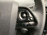 前方の車との車間を設定し、スピードを上げたり緩めたりを自動で行ってくれる追尾式の「レーダークルーズ」。上級装備の一つです!高級車にしかつかない嬉しい機能です。