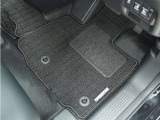 Honda認定中古車に新品の純正フロアマットを装着しました。気分よくドライブをお楽しみいただけます♪