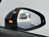●アウディサイドアシスト『後方の死角を並走する車両を検知しドアミラーの内側のLEDが点灯。ドライバーに注意を促し事故を未然に防ぐシステムです。』