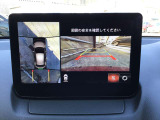 360&deg;ビューモニターでは前後左右4つのカメラ映像をさまざまな走行状況に応じて切り替えてセンターディスプレイに表示することで、駐車時や狭い道でのすれ違い時、見通しの悪い交差点進入時でも安心感を高めます