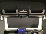 サンシェード内臓大型ルーフコンソールをオプション装備しています。停車時に使える日差しカットのサンシェードと、ティッシュ取り出し口がつくなど多様な収納ボックスがセットになった便利なルーフコンソールです。