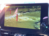 画面にはテレビ放送の映像が表示され、停車中のひとときに車内で視聴を楽しめます。見やすい大きさのモニターで、テレビの選択やほかの音源への切り替えも画面から確認しやすい仕様です。