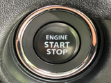 ENGINE START STOPの表示が中央にあり、エンジン始動・停止の操作箇所がひと目で分かります。キーを回す手間なく押して操作でき、日々の乗り始めをスムーズにします。