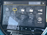 テレビやラジオ、Bluetoothなどの音源メニューが画面に一覧表示され、選びたい項目を見つけやすい構成です。音楽や交通情報など、日々の移動に合わせて使い分けられます。