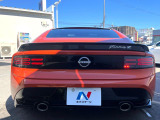 カスタマイズエディションカーボンリアスポイラーが装備されており、フェンダーまで大きく延長されたスタイルになっております。