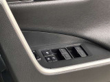 格納式リモコンドアミラーと、パワーウィンドウマスタースイッチです。車内の換気も運転席から簡単に行えます。