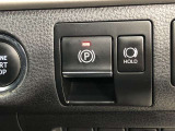 HOLD機能付きの電動パーキングブレーキ。HOLD機能を使用すると、信号待ちなどでフットブレーキから足を放しても、車は動かずそのまま停車してくれます。ドライブなど足が疲れた時には便利な機能です。