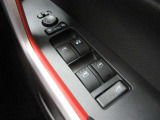 電動格納ミラーを搭載しています!オートモード設定でドアロックの解除と同時に折り畳まれているサイドミラーが展開し、ドアを施錠するとサイドミラーが格納します!快適なドライブをお楽しみください♪