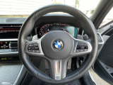 BMWのステアリングのリムは、一般的なものより少し太めにデザインされています。 これはタイヤやステアリングシャフトなどを介して伝わる路面からの入力を、しっかりと把握するためです。