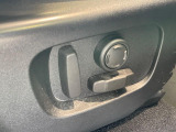 電動パワーシートですので運転中のシート調節も安全に行えます。微調整も可能ですのであなただけのドライビングポジションを実現します。