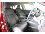 厚みがあって、座り心地のいいシート。運転席も助手席もリラックスしてゆったりと座れます。