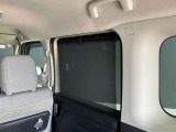 ロール式シェードが出てきます!車内の温度を安定して保てます♪強い日差しもシャツトダウンしてくれます☆