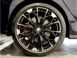 【BMWアロイホイル】軽量かつ強度に拘ったアロイホイル。走行性能ポテンシャルを引き出す設計。車の足元を引き締めてくれる大きなポイントはアロイホイルです。