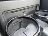 左右の座席の間には、取り外し可能なドリンクホルダーやCD/DVDプレイヤーも配置されています。少ないスペースを有効に活用した、ロードスターならではの配置です。