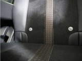 ◆ISOFIX◆シートベルトいらずでチャイルドシートと固定金具を連結するだけでガッチリ固定できます。