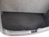 載せる荷物に応じて荷室床面の高さを2段階に調節できます。