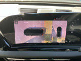 サラウンドビューカメラ装備 車両の4つのカメラから得た映像を合成し、上空から眺めているような映像をモニターに映し出します。車両周辺の歩行者や障害物などの発見に役立ちます。
