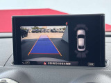 ●リアビューカメラ『入車経路を算出し、ガイドラインと補助線をディスプレイに表示します。同時にバンパーに内蔵のセンサーが障害物を感知し音で注意を促します。後方の死角も安心していただけます。』