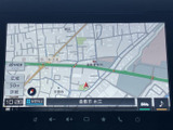 地図表示で現在地や周辺の道路を確認でき、目的地までのルート確認に便利です。画面上の情報が見やすくまとめられ、運転前に行き先を設定する際も操作内容を把握しやすい装備です。