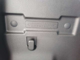 お荷物を掛けるフックが付いています。