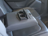 ●後席用のドリンクホルダーとアームレスト。意外と無い車もあります。あるといつまでも乗っていたくなります。長時間ドライブにはさらに役立ちます!