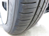 「155/65R14」サイズのタイヤが装着されています。
