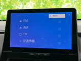 FM・AMラジオやテレビ、交通情報を画面から選べる構成です。聞きたい内容に合わせてメニューを切り替えられ、移動中の時間を自分らしく過ごせます。