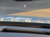 運転視界の遠方上方に虚像を投影することで前を見ながら情報の視認ができます。本当にドライバーが必要な情報を適切に伝え、楽しんで頂くことを考えた新世代装備です。※虚像は2.6m前方に浮かぶイメージです。