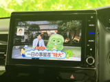 テレビ番組を画面で楽しめる装備を備えています。停車中の休憩時間に映像を視聴でき、車内で過ごすひとときを快適に演出。画面表示も見やすく、操作項目を確認しやすいのも魅力です。