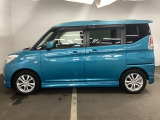 狭い駐車場でも、スライドドアならチャイルドシートへのお子さまの乗降や荷物の積載もスムーズ。とても便利な【両側電動スライドドア】ドアハンドを少し引くだけでリアドアが自動開閉します。