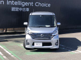 メッキを多用した幅広スリットのグリル、端正な横長ヘッドランプとフォグランプ内蔵バンパーで上質感