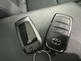 スマートキーをポケットやバッグに携帯していれば、キーを取り出すことなくドアハンドルを握り解錠、ドアハンドルのセンサーに触れるだけで施錠できます。
