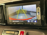 リバースギアに入れるだけで後方の表示へ切り替わります。夜間や雨の日の駐車も楽になりますよ。