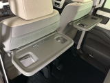 運転席と助手席のシートの裏に収納式のテーブルが装備されています。休憩時のちょっとした小物置きに使えてとっても便利ですね♪