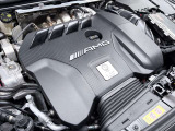 AMGに搭載されるエンジンは「One man -One Engine(ワン・マン=ワン・エンジン)」ひとりのマイスターがひとつのエンジンを手作業で丹念に組み上げて世に送り出す50年以上貫かれている歴史と哲学です。
