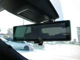 スマートルームミラーです。多人数乗車時やお荷物の多い時でも カメラで後部を映し出します。