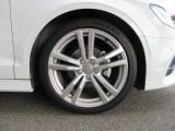 全車両に標準装備の純正アルミホイールは、純正ならではのバランスの良いデザインと、走行安定性をお楽しみ頂けます。