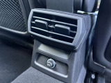 後部座席にもエアコン吹き出し口がございます。快適な車内を演出しております。