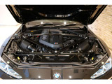 BMW伝統の「シルキーシックス」と称される直列6気筒ツインターボエンジンを搭載。530PSを発揮し、M4 Competition M xDriveの走りを支えます。