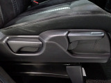運転席はシートハイトアジャスター付で高さ調整が出来るので、色々な方のドライビングポジションに合います!