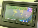 画面には後方の様子と黄色い目安線が表示され、駐車時に周囲を確認する助けになります。目視での安全確認とあわせて活用でき、毎日の駐車をサポートします。