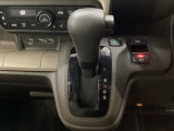 CVT車のセレクトレバーです。低速から高速まで、変速ショックのないスムーズな走りと、エンジン効率のよい領域を維持して燃費にも貢献します。サイドブレーキはスイッチ操作の電子制御パーキングブレーキです。