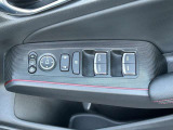 運転席側ドアの、インナードアハンドルとウィンドウなどの操作スイッチ類です。
