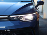 Volkswagenの先進ライトシステム「IQ.LIGHT」を装備。状況に応じて照射範囲を最適に制御し、夜間走行時の視認性向上に貢献します。